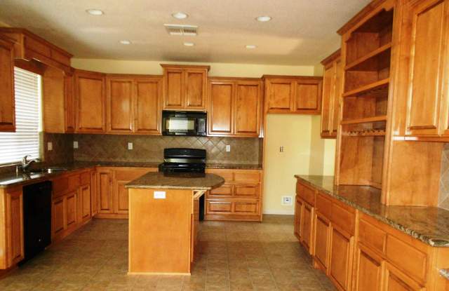 5 bedroom 3 bath 2 story house located in Yuba City - 259 Mississippi Drive, Yuba City, CA 95991