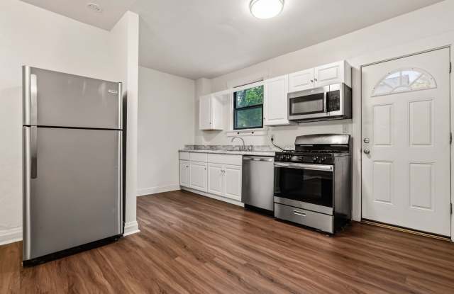 Gorgeous 2 bedroom home in Greenfield available now! Gallery 1