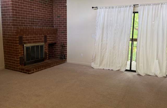 Bright & Spacious 2-Bedroom Condo in Popular Turtle Creek! Gallery 3
