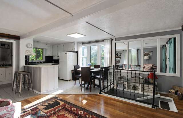 Secluded Fully Furnished or Unfurnished 3-Bedroom Cabin with Center Hill Lake Views Gallery 4