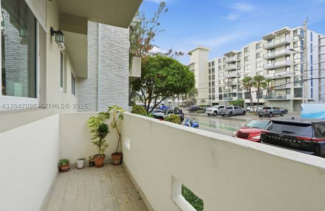 9881 W Bay Harbor Dr Gallery 3