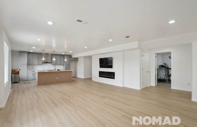 Spacious 3BR Basement Unit in Aurora photos photos