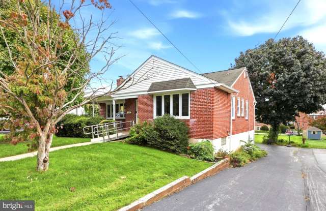 21 DAVIS Avenue Gallery 1