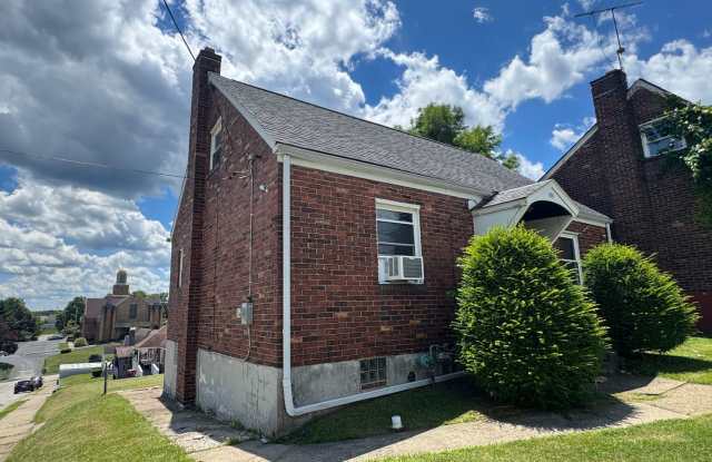 Duquesne 3 Bedroom 1.5 Bath House, Yard Gallery 3