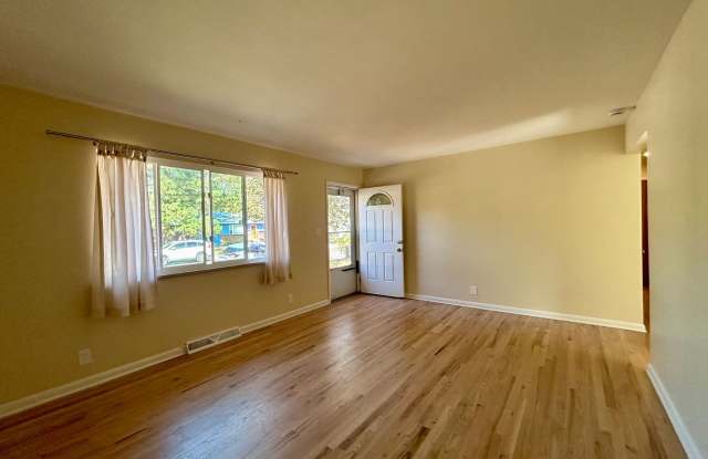 3 Bedroom Home with Garage & Large Fenced Yard Gallery 4