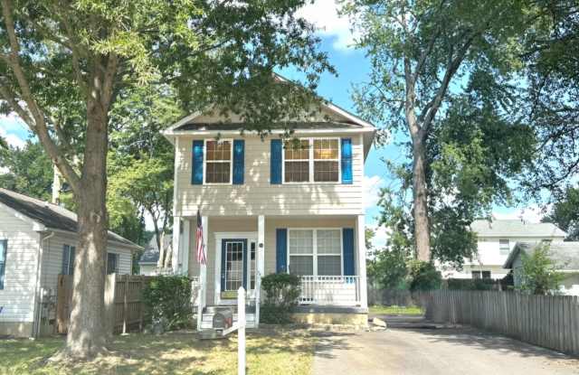 Lovely 3 BR/2.5 BA Single-Family Home in Edgewater! photos photos