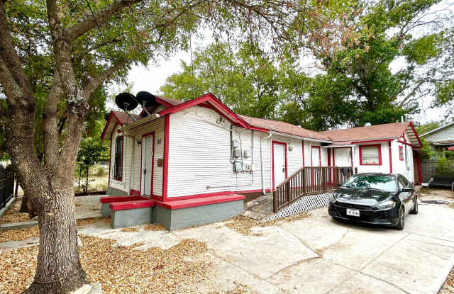 **MOVE-IN SPECIAL** AVAILABLE NOW! Charming Efficiency Unit Minutes from Downtown! All Bills Paid!! photos photos