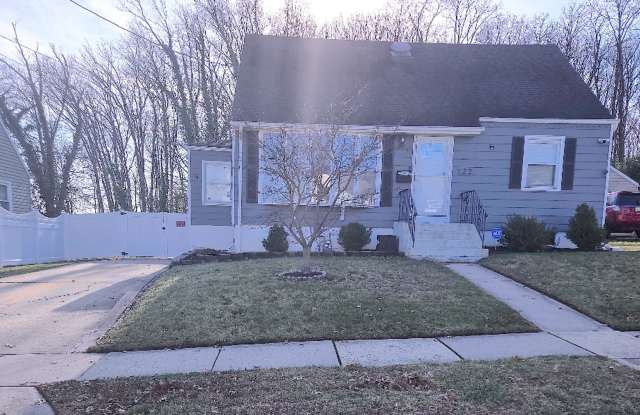 Beautifully updated is this single family home with 4-bedroom, 2-full bathroom, full basement  located on a dead-end street. - 123 Corey Street, Fords, NJ 08863
