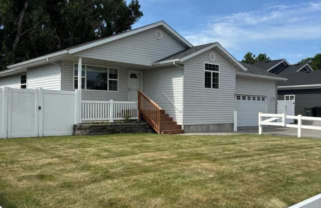 Large 4 bedroom home available! photos photos