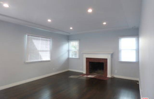 1844 South Barrington Avenue Gallery 4