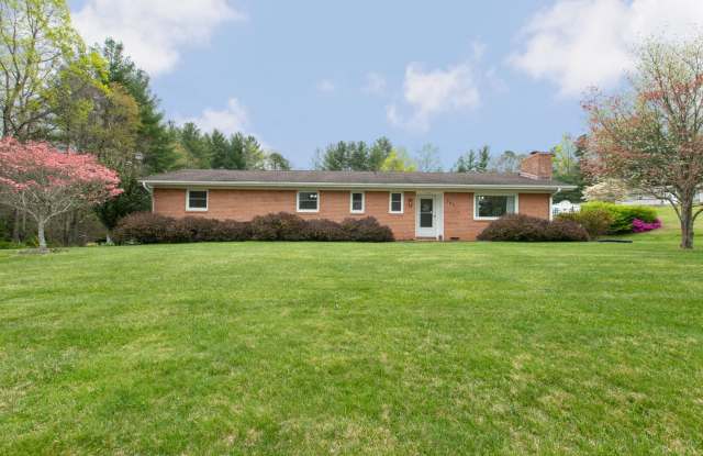 3BR/2BA Home with Detached Garage – Fletcher, NC photos photos