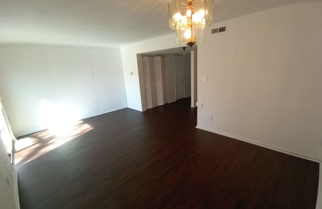 3 bedroom, 1.5 bathroom Townhouse in Virginia Beach Gallery 3