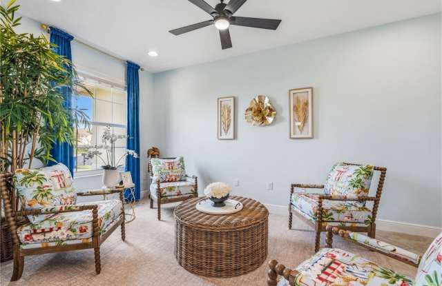 4245 Diamond Square Gallery 4