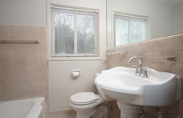 Charming 2 bedroom 1 bath Gallery 1