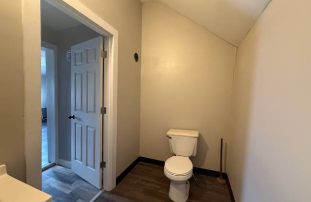 323 14th Avenue W - Upper Gallery 4