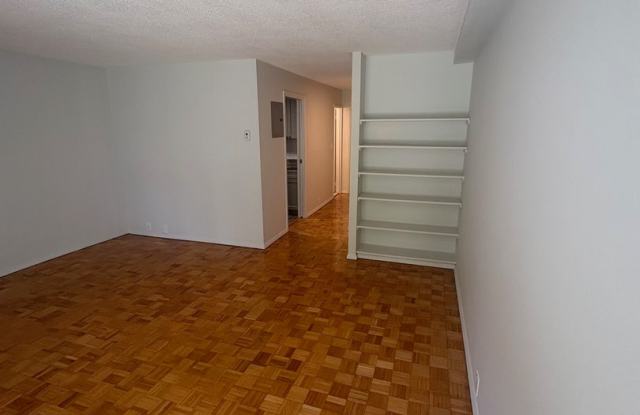 Beautiful modern unit with great location near nature in Brookline available NOW! Gallery 3
