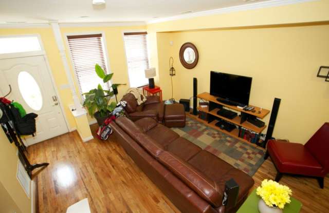 777 Kenyon St Nw Gallery 3
