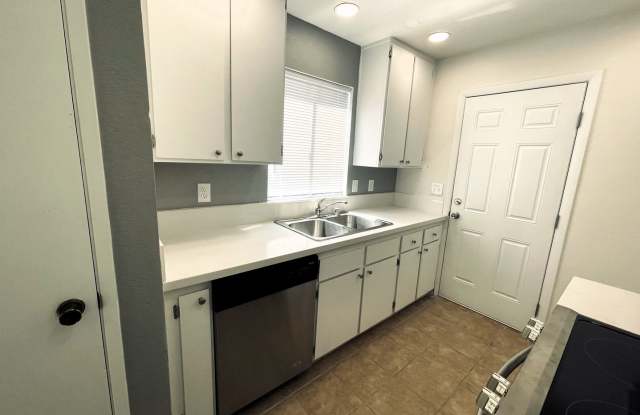 Completely Updated Roseville Townhouse available NOW Gallery 3