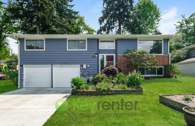 Des Moines 3 Bed Gem with Hot Tub and Spacious Layout photos photos