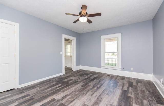 Bright & Spacious 3-Bedroom Home – Pet-Friendly with Private Yard Gallery 4