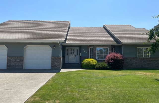 Well Maintained Duplex In The Heart of Quincy! photos photos