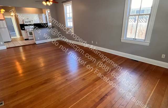 Pet Friendly - Charming Curtis Park Townhome 1 Bed, 1 Bath with Modern Touches Gallery 4