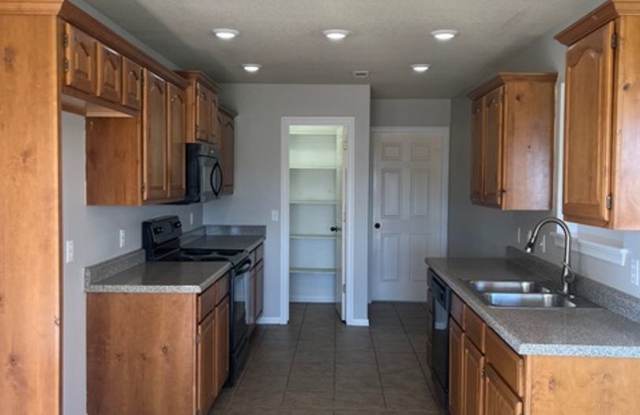 4 bedroom, 2 bath single family home in Rogers Gallery 3
