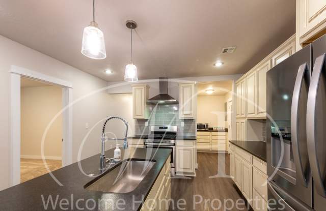Spacious 4 Bedroom Home Near WWU - 121 Southeast 3rd Street, College Place, WA 99324