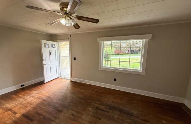 Spacious 2 Bed House | Private Patio + Sliding Door Dining Area photos photos