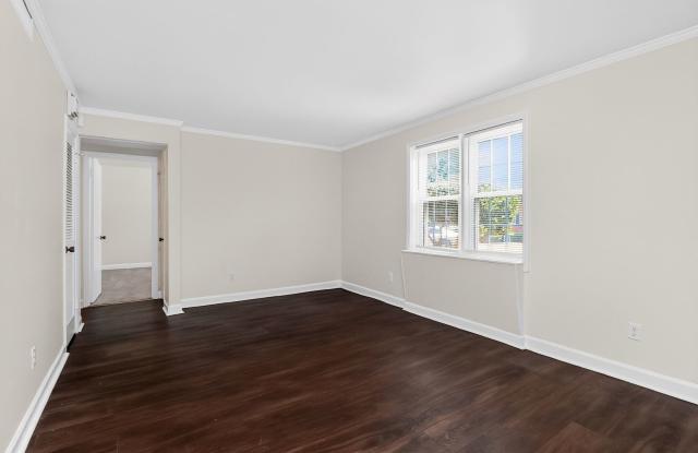 Lovely Two Bedroom Condo in Cotswold! Gallery 3