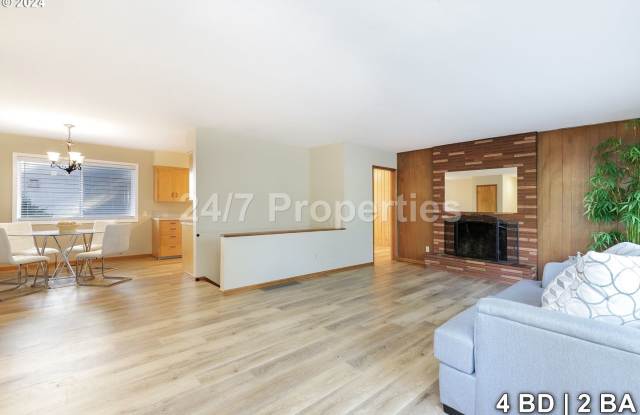 *1/2 OFF FIRST MONTHS RENT* Spacious 4BD I 2BA Home w/ Separate Living Spaces - Oregon City - 1103 Charman Street, Oregon City, OR 97045