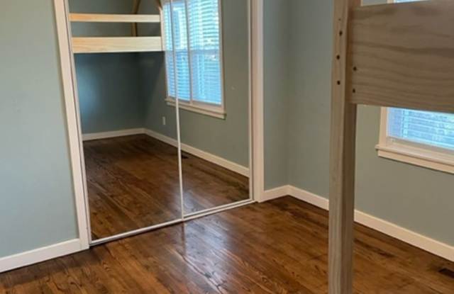 4 bed/3bath-University Elementary School/IU Health/IU Golf Course Gallery 1