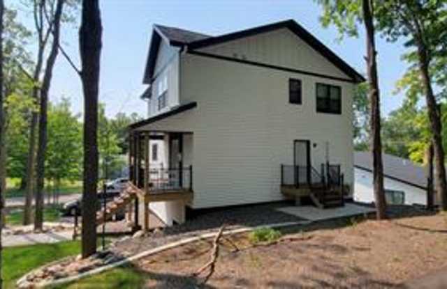 4-Bedroom Home Built In 2022 - Situated Between UMD & St. Scholastica photos photos