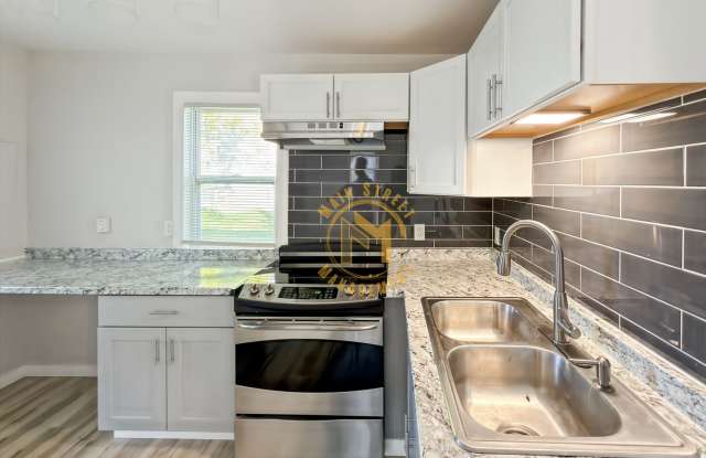Fully Remodeled 1 Bed House with Private Back Yard – Neenah Gallery 3
