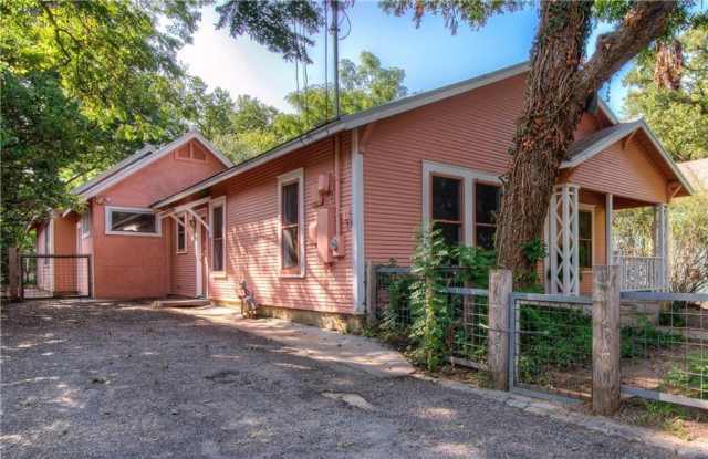 Gorgeous Hyde Park 7 bed House featuring flexible, updated floor plan. photos photos