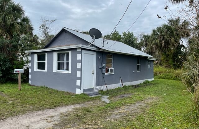 775 Ne 15th Ave - 775 Northeast 15th Avenue, Cypress Quarters, FL 34972