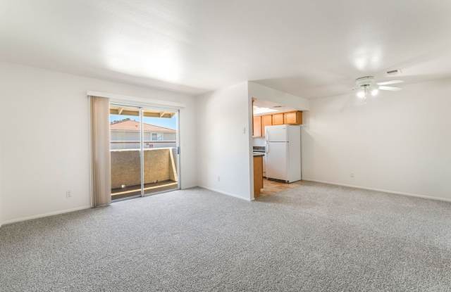 Charming Condo with new carpet & paint, located just minutes away from Summerlin! Gallery 4