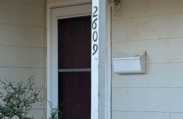 Cute 2 bedroom ~ 1 bath near TTU Gallery 3
