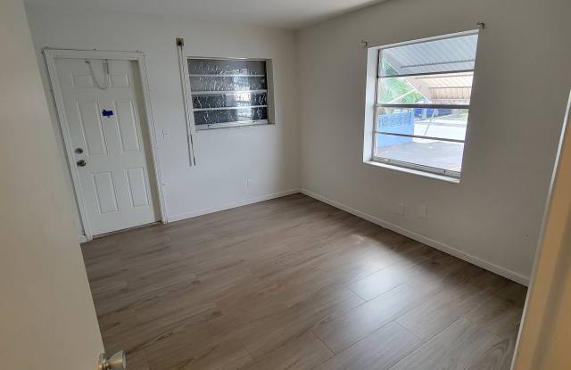 1821 N 17th Ct Gallery 2