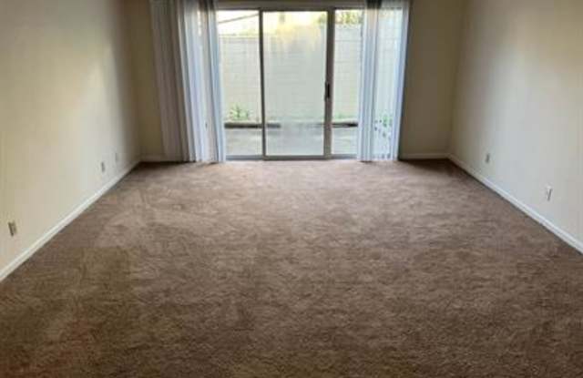 100 Blue Jacket CircleApt 11 Gallery 3