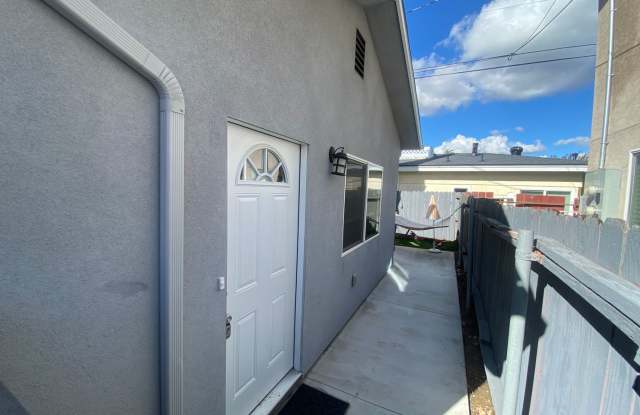 One Story 4BD/2BA w/ Private Yard!! Gallery 3