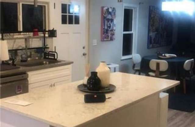 Room in 4 Bedroom Home at North Avenue NW Gallery 4