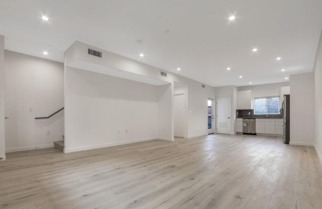 Gorgeous 3 Bedroom / 2 1/2 Bath Townhome-Style Apartment in Hollywood photos photos
