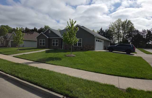 3 bd, 2 ba house in E Columbia in great move-in shape, fenced, corner lot, w/d provided. photos photos
