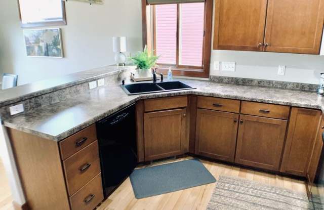 Beautifully Furnished 4 Bed 3 Bath Ranch Style Home Gallery 3