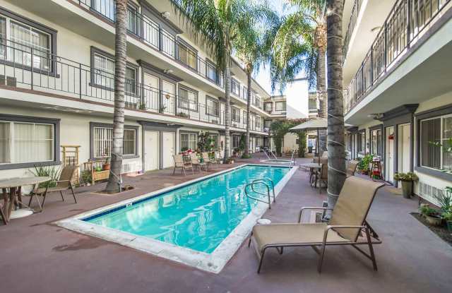 Tarzana Courtyard - Senior Housing Gallery 4