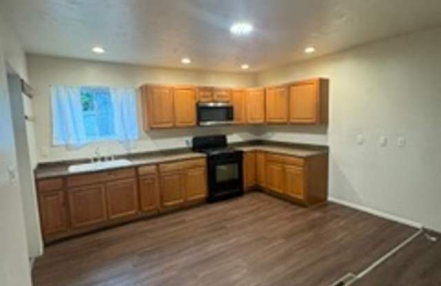 3 Bedroom 1 bathroom Spacious Home Gallery 3