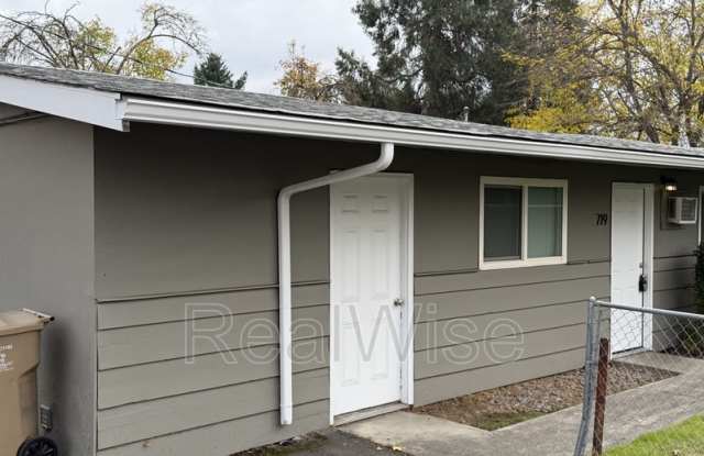 719 SW Bridge St photos photos