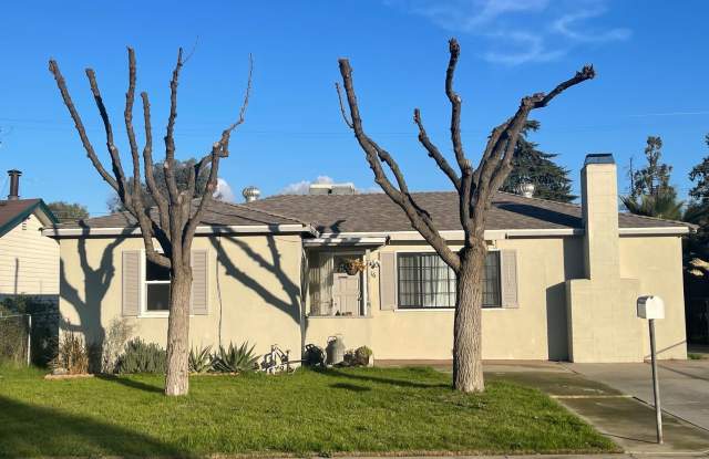 Nice home for rent in Visalia with a pool photos photos