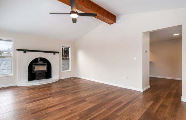 Huge Kitchen, 1000 sq ft Shop/Garage, Remodeled 3 bedroom photos photos